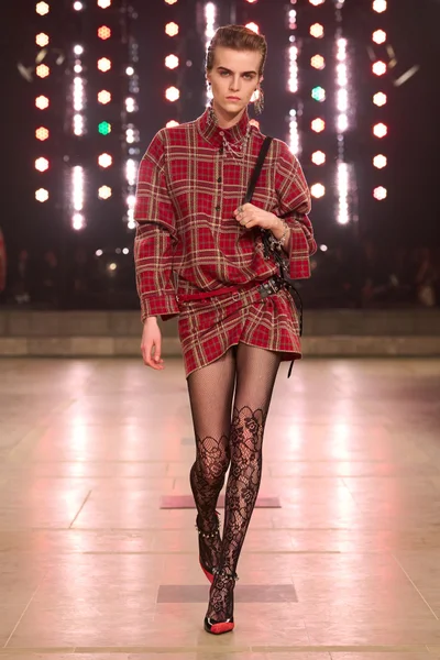 Look 18